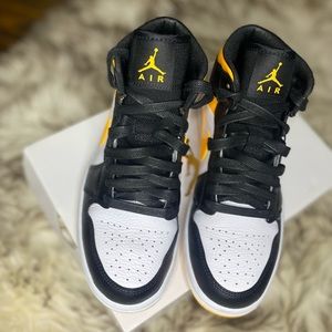 Air Jordan 1 Mid SE NIKE US7 Women’s EUR38 white laser orange black sneaker